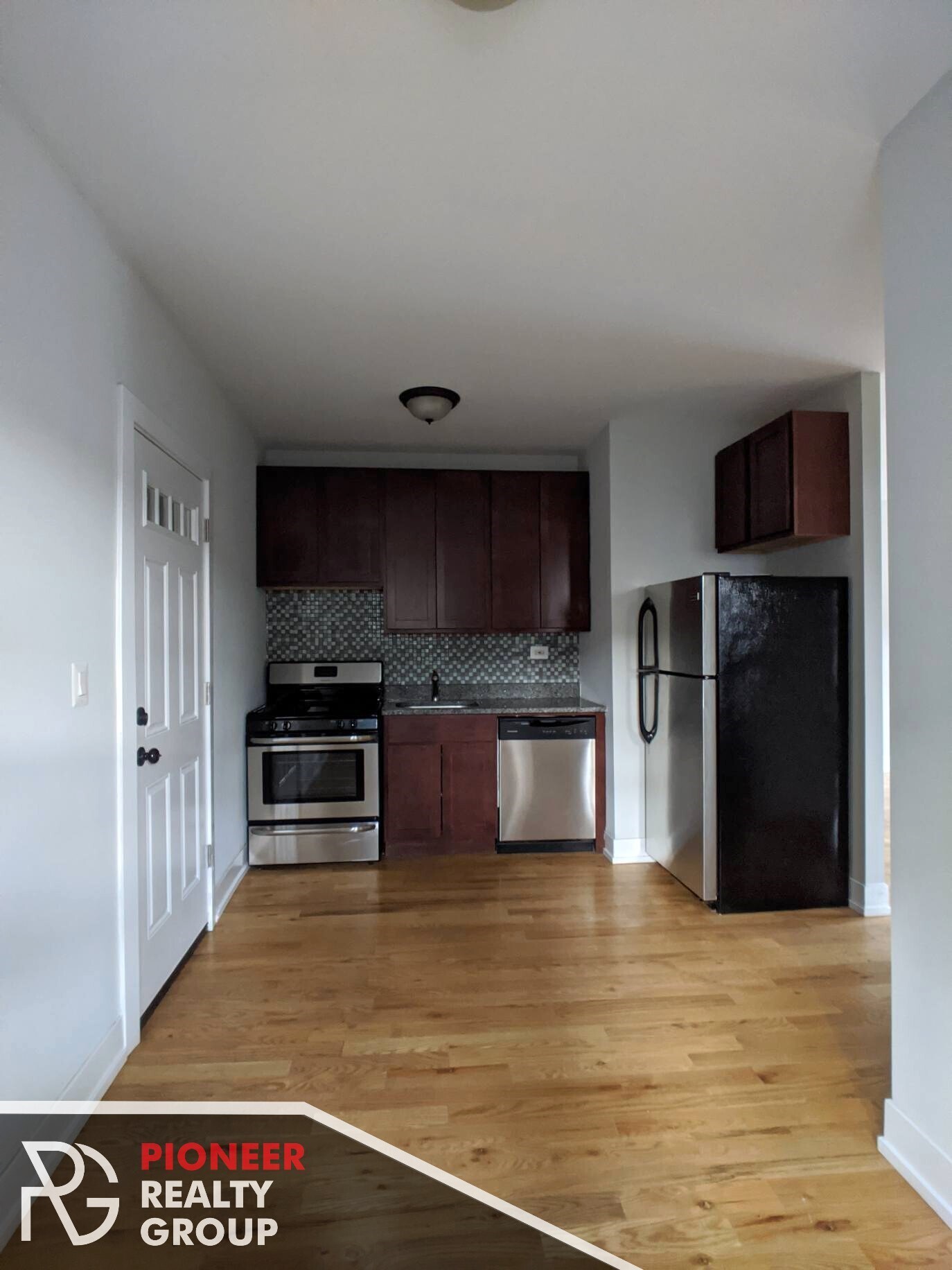 Building Photo - 947 W Cornelia Ave