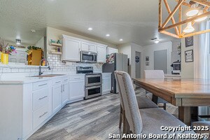 Building Photo - 9311 Mimosa Manor