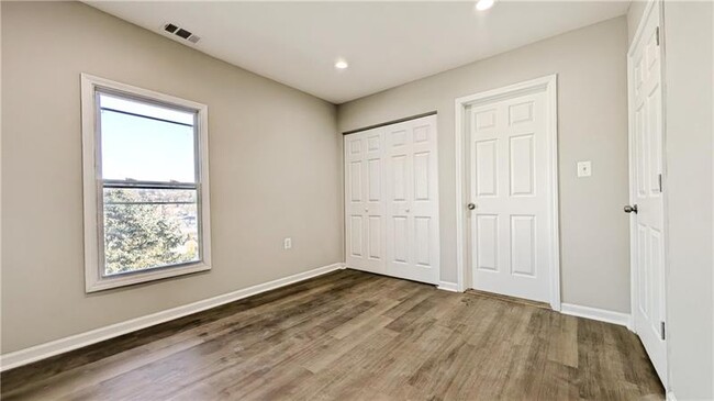 Building Photo - 122 Elm St