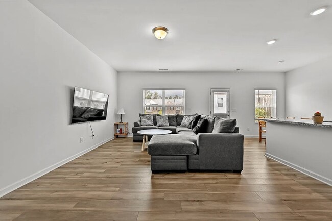 Building Photo - 1102 Lossie Ln