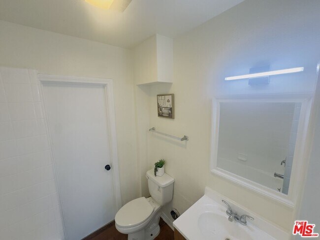 Building Photo - 636 W 81st St