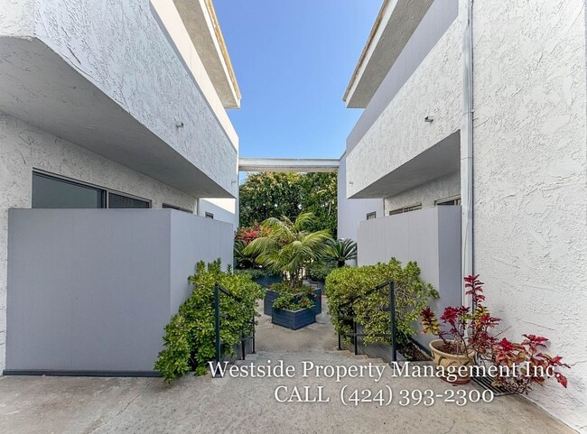 Building Photo - 1827 S Barrington Ave