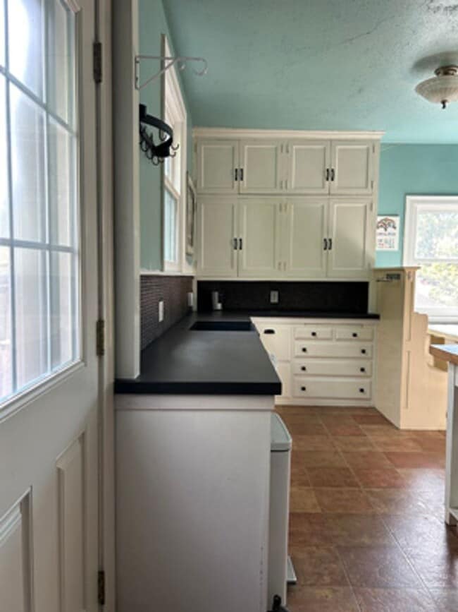 Building Photo - Welcome to this Fully Furnished Crocker Highland Gem!