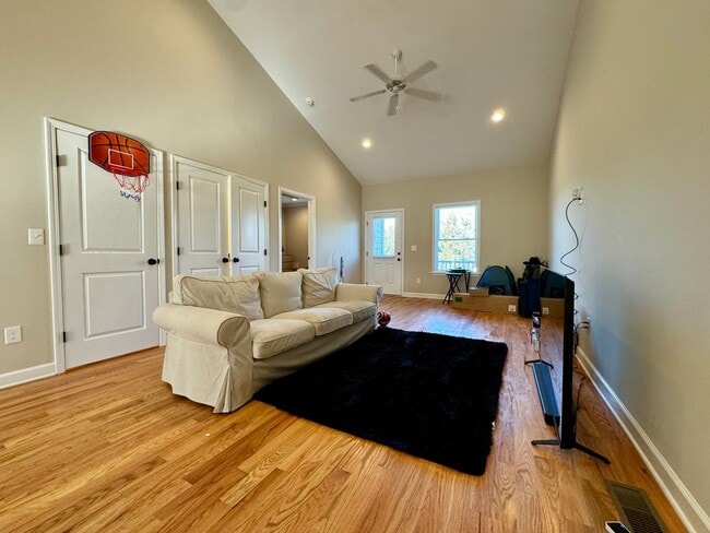 Building Photo - Rent Special: $250 Off First Month at 3BR/...