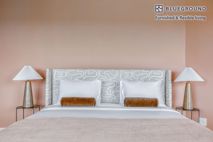 Building Photo - 985 5th Ave