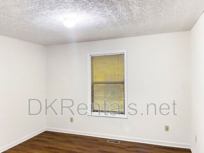 Building Photo - 2136 Clementine Dr