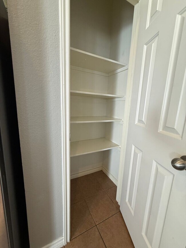 Building Photo - Adorable 4/2/2 located minutes from Weatherford High School