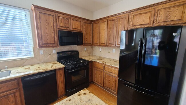 Building Photo - Single Story Sommerset Home!