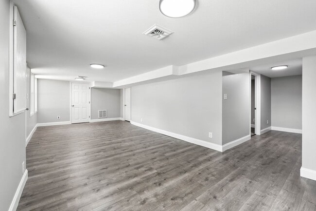 Building Photo - Spacious 3 bedroom home with finished base...