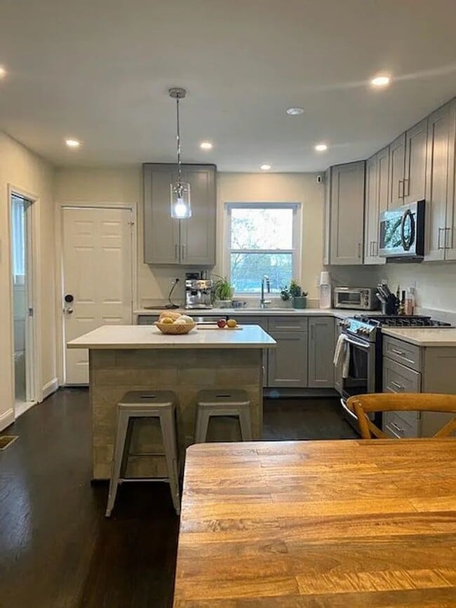 Building Photo - Brentwood Beauty