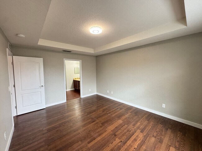 Building Photo - Spacious 4 Bedroom / 3 Bathroom Home in Davenport