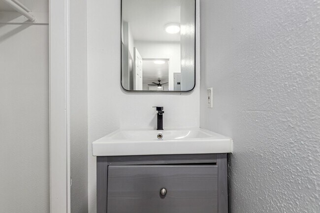 Building Photo - Four weeks of free rent! - Studio Near Grand Canyon University with Washer/Dryer!