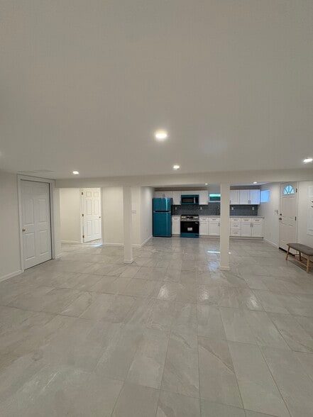 Spacious Brite eat in kitchen - 140 Split Rock Rd
