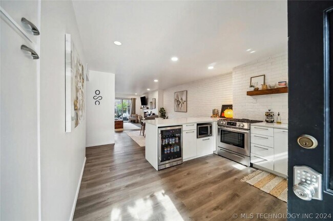 Building Photo - 1107 E 45th Pl