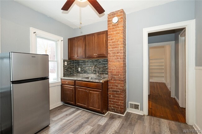 Building Photo - 11 Hoyt St