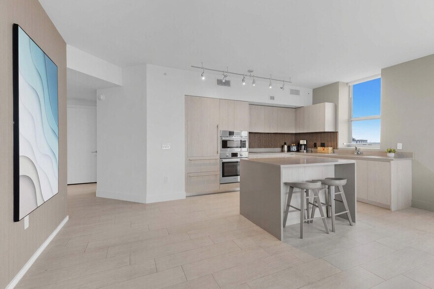 Building Photo - 4010 S Ocean Dr