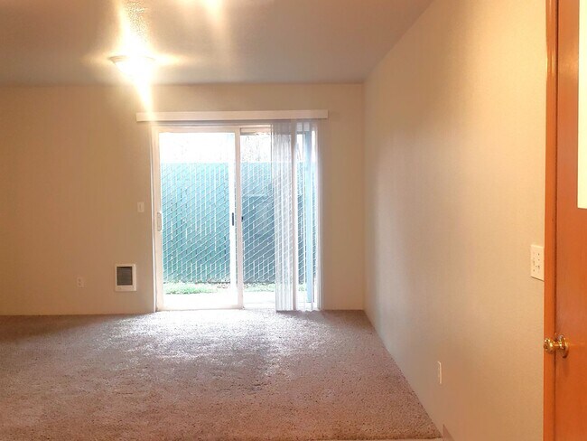 Building Photo - Wonderful townhouse in East Portland! rent...