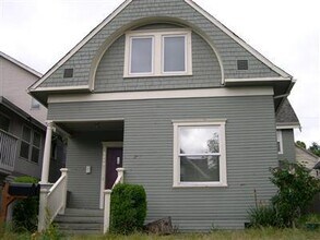 Building Photo - Leasing NOW-- Excellent 7 Bedroom/3 Bathroom Unit Near UW