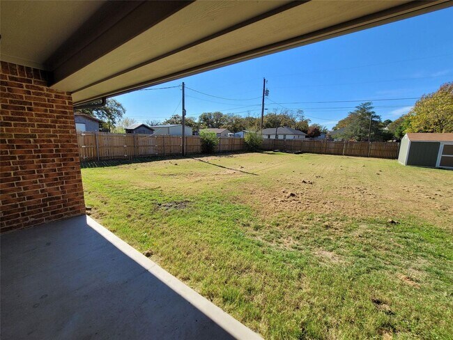 Building Photo - 3 BR/2BA | Single Family Home with large lot | 2-Car Garage | Large fenced backyard