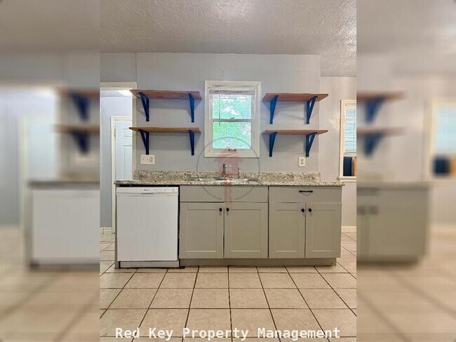 Building Photo - Unit A