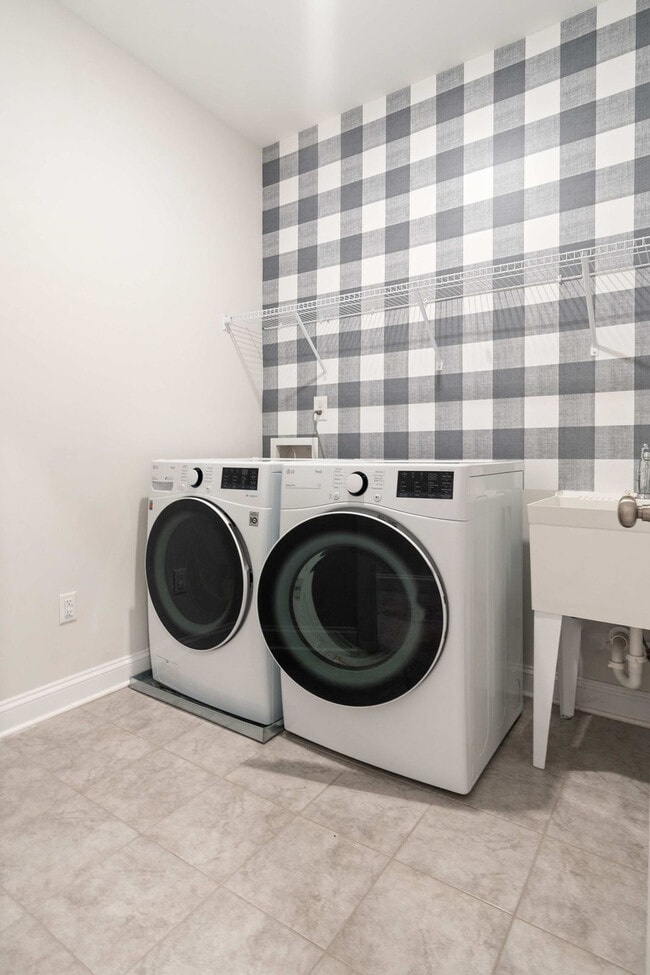 Building Photo - 1010 Falling Rock Pl