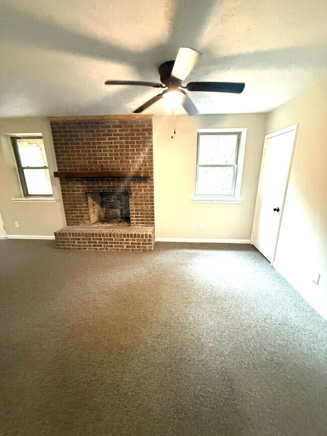 Building Photo - ** 4 Bed 3 Bath located in Prattville ** Call 334-366-9198 to schedule a self-tour. $500 credit t...