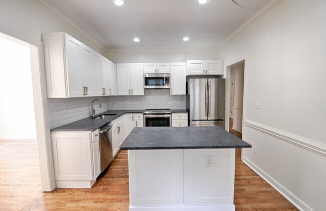 Building Photo - Delightful in Downing Creek