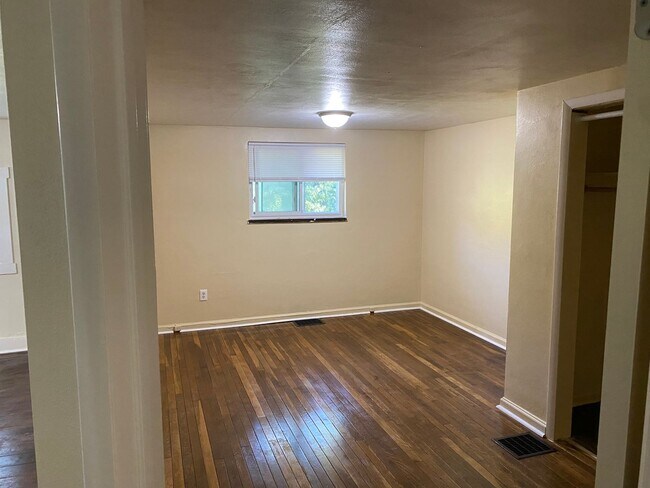 Building Photo - 350 1/2 Hacker