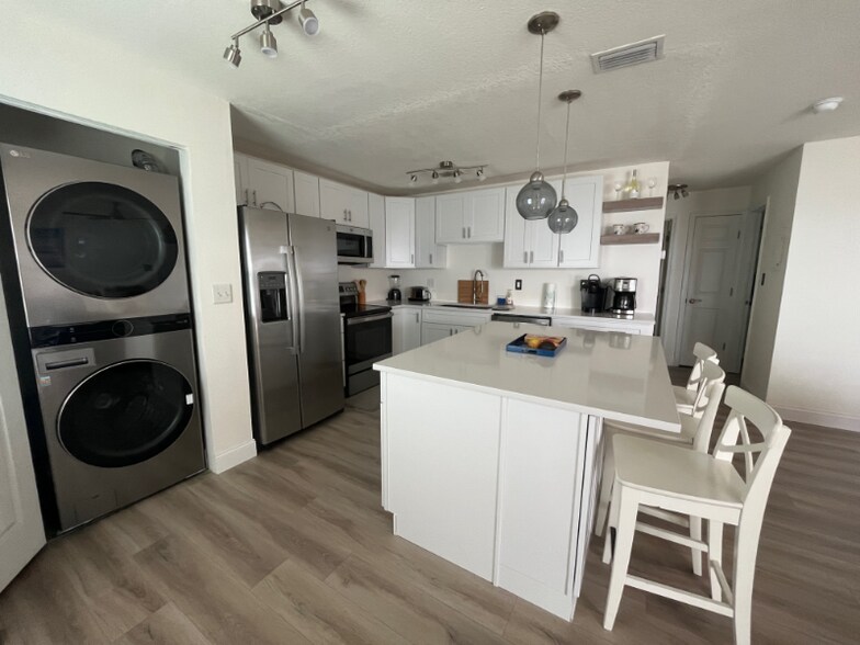 Building Photo - 5200 Coquina Key Dr SE