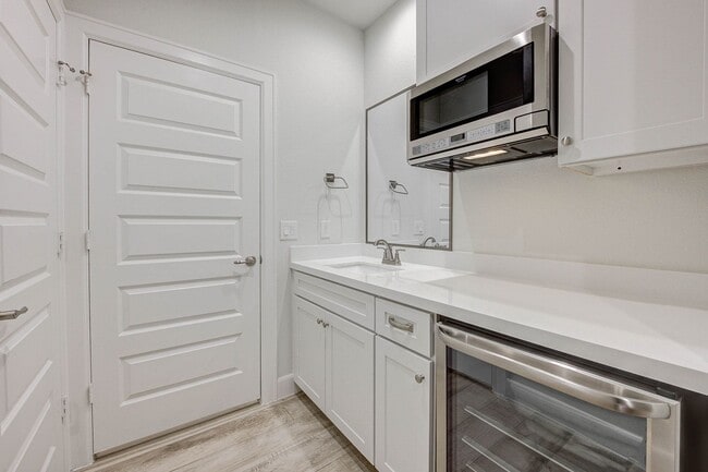 Building Photo - 3BR, 3.5BA Townhome with Balcony, Yard & D...