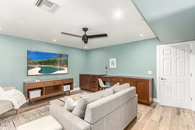 Building Photo - 8070 E Vía Bonita