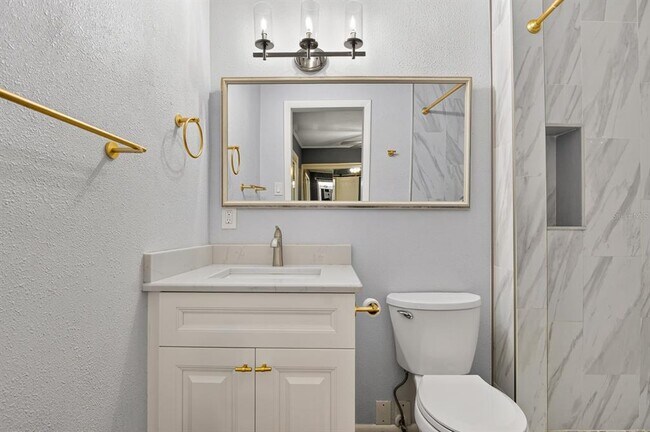 Building Photo - 815 W Lowry Ln