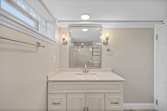 Building Photo - ANDERSON- Charming 4 bedroom 2 bath with f...
