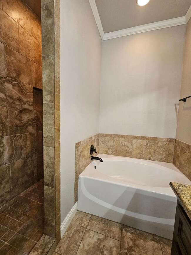 Building Photo - (2) Bed/(2.5) Bath Townhome in Gated Commu...