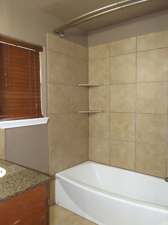 Building Photo - Country Living-City Close! 3 Bedroom, 2 Ba...