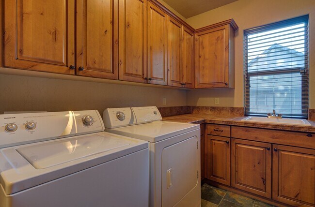 Building Photo - Seasonal Rental- Available through April 30, 2026