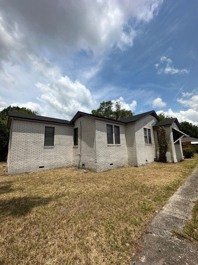 Building Photo - Fully Renovated 3/2 Available for Immediat...