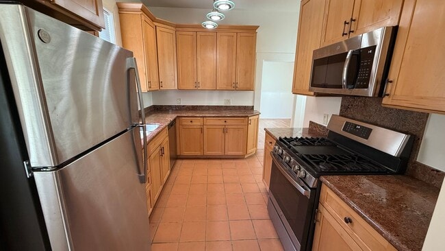 Building Photo - Epic REA - Expansive 2BD/ 1BA with Huge Garage in the Outer Mission