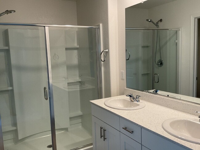 Building Photo - "Charming 3-Bed, 3-Bath Home right on the golf course - 1370 Sq Ft of Cozy Living!"