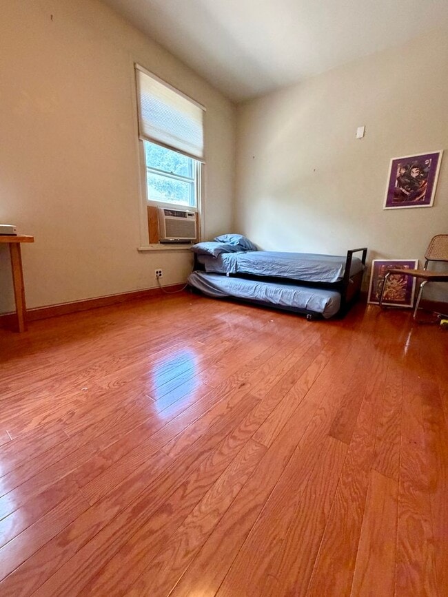 Building Photo - Stunning 4-Bedroom Home Nestled in Spruce Hill! Available in Mid-August!