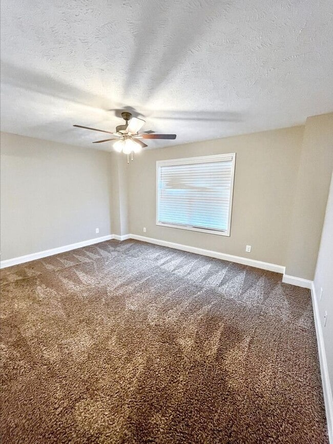 Building Photo - Charming 3-Bed, 3-Bath Townhouse Just Minu...