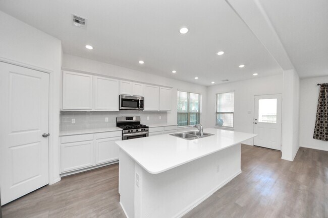 Building Photo - 24063 Hawthorn Lks Dr