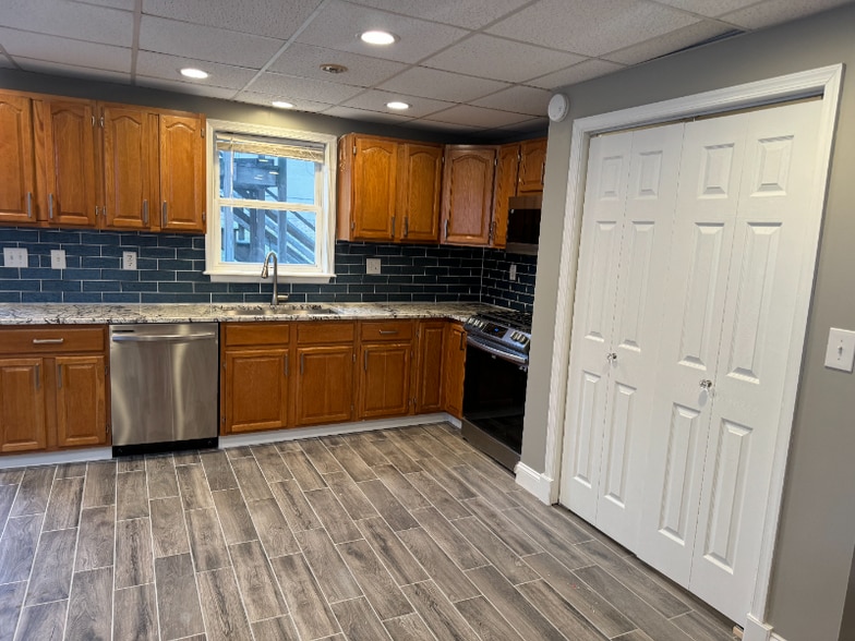 Building Photo - 100 Nesbitt St