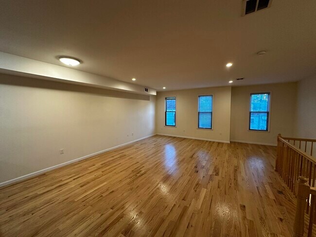 Primary Photo - 180 North St