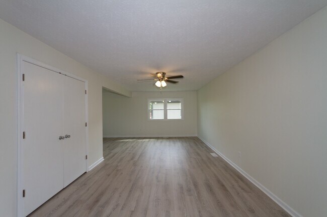 Building Photo - Updated 3 bedroom 1.5 bath home in desirab...