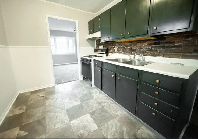 Building Photo - 3-Bedroom Single Family Home with Spacious Backyard - Available August 1st!