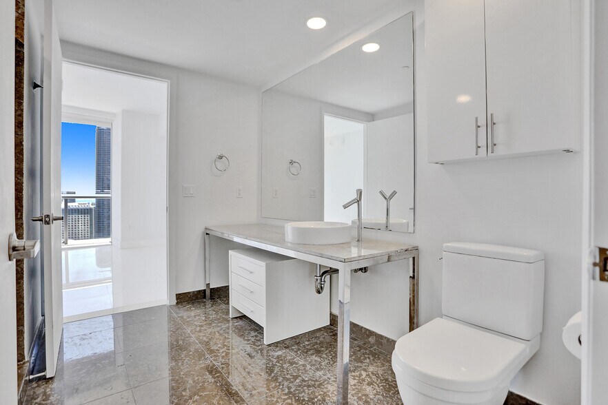Building Photo - 495 Brickell Ave