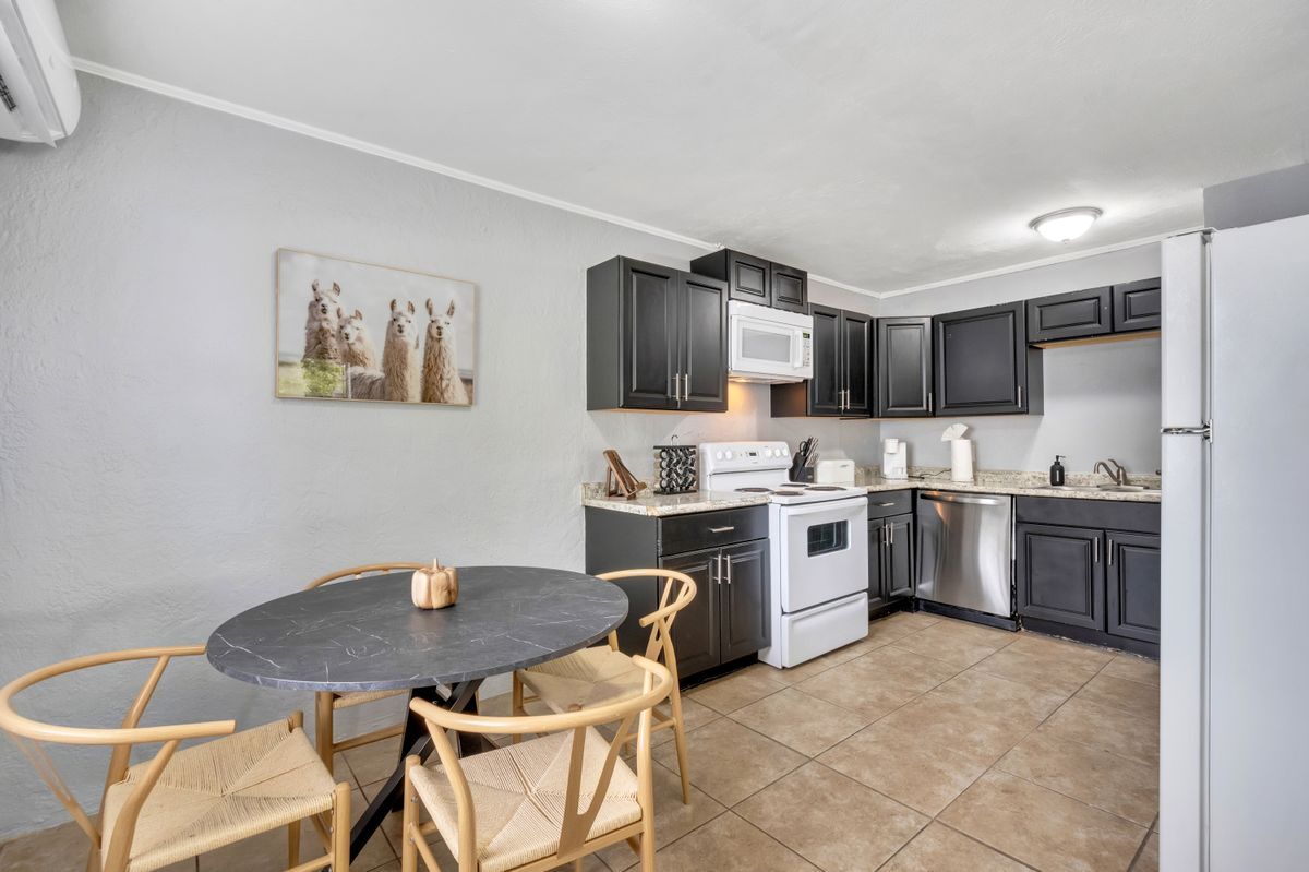 Building Photo - 415 S Hyer Ave