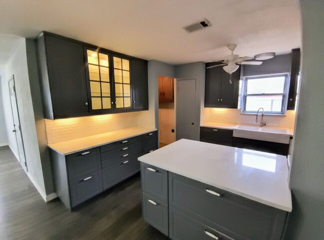 Building Photo - Charming Renovated Home with Ample Workspa...