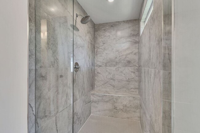 Building Photo - 5917 Robertson Ave